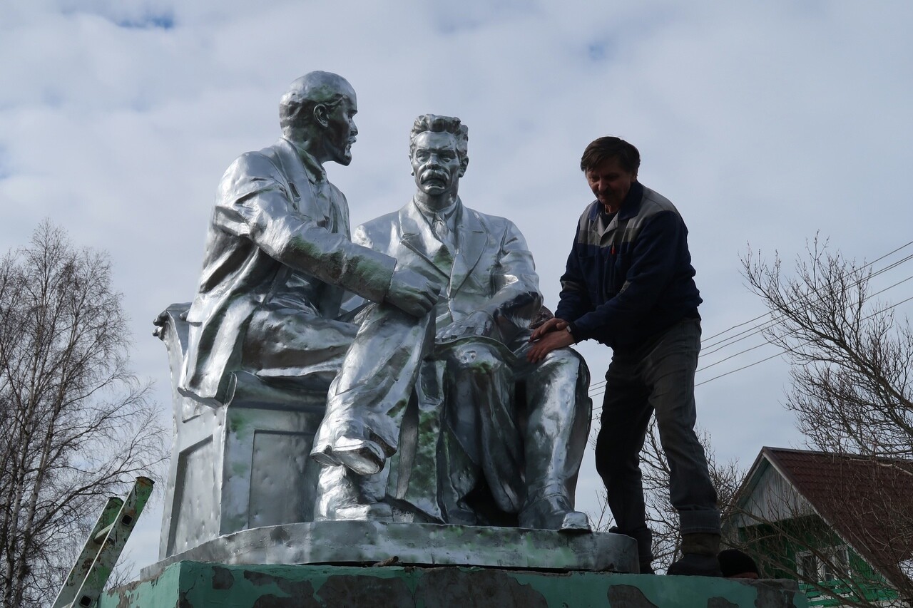Ленин с Горьким после долгого лечения вернулись к родному ДК в Матигорах
