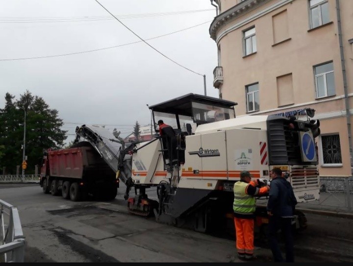 В Архангельске ремонтируют дорогу на Карла Либнехта