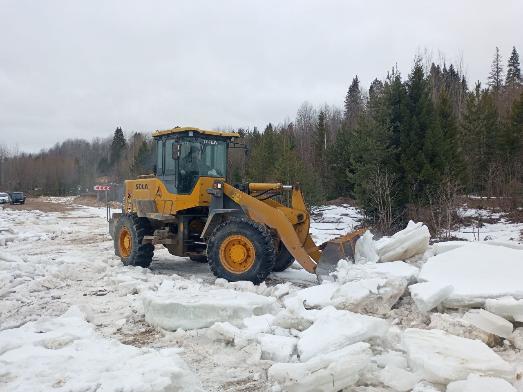 Дорогу на Пинегу расчищают от ледовых завалов