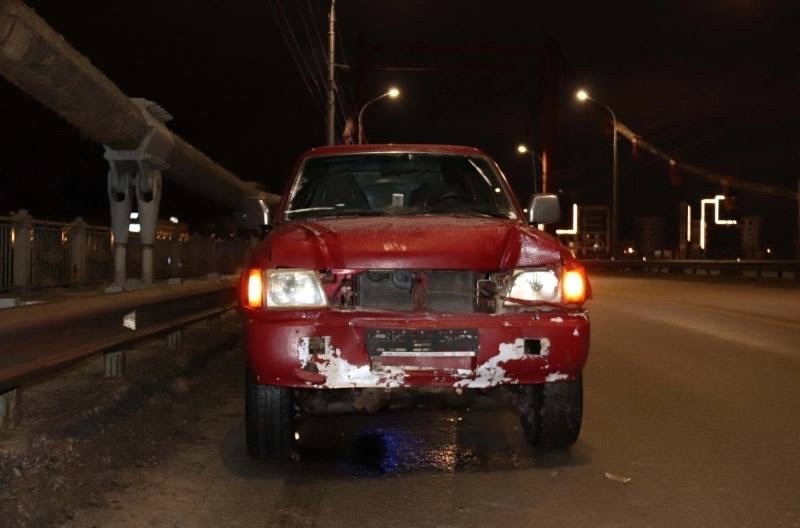 В Архангельске водитель сбил человека на мосту и сбежал с места ДТП