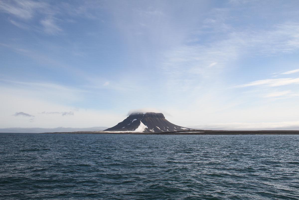 Гора Белл одноимённого острова, Земля Франца-Иосифа