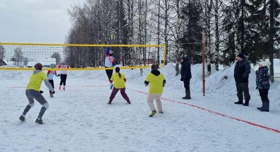 В Няндоме прошел турнир по волейболу на снегу
