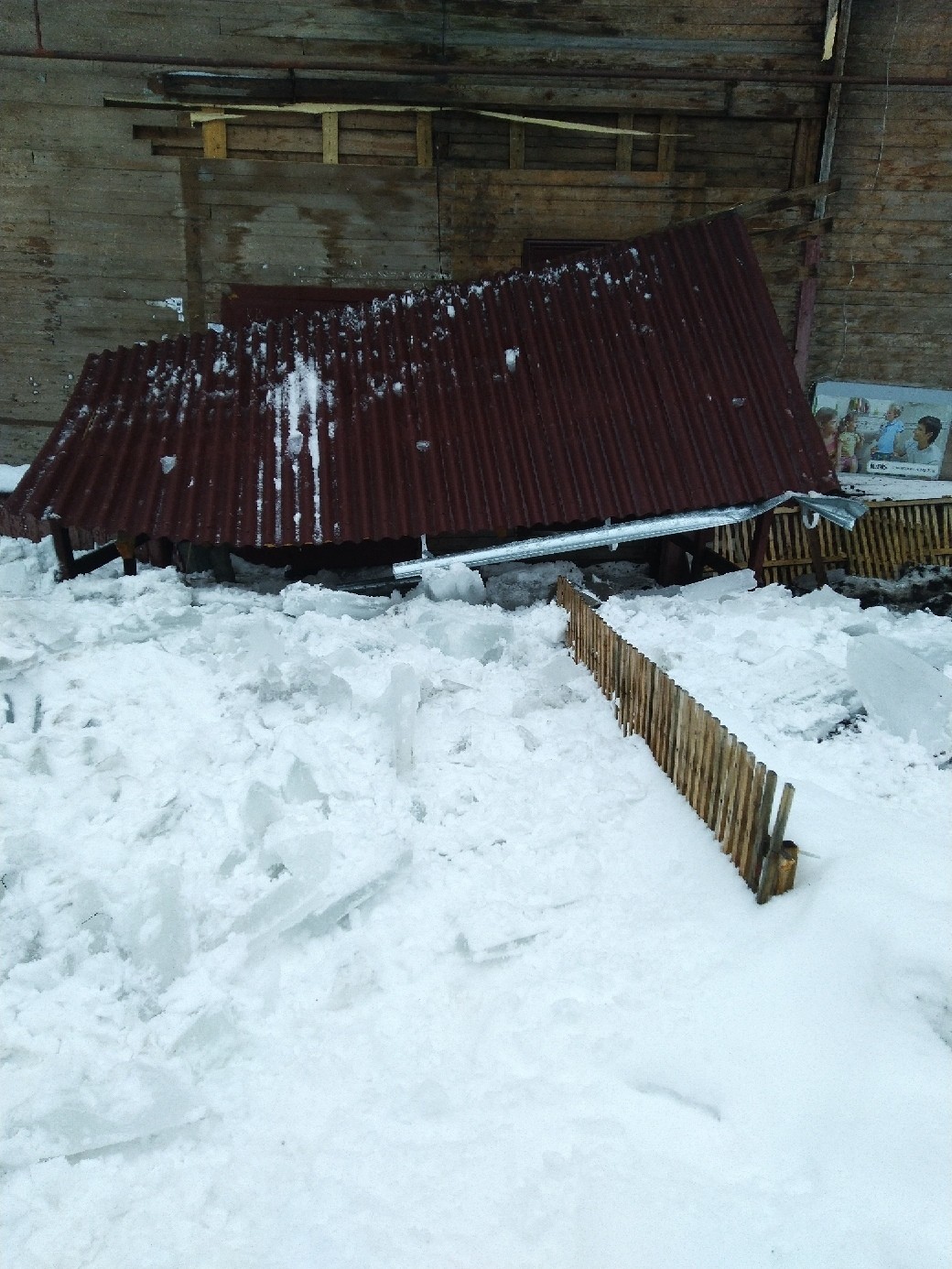 В Архангельске из-за снега падают козырьки подъездов