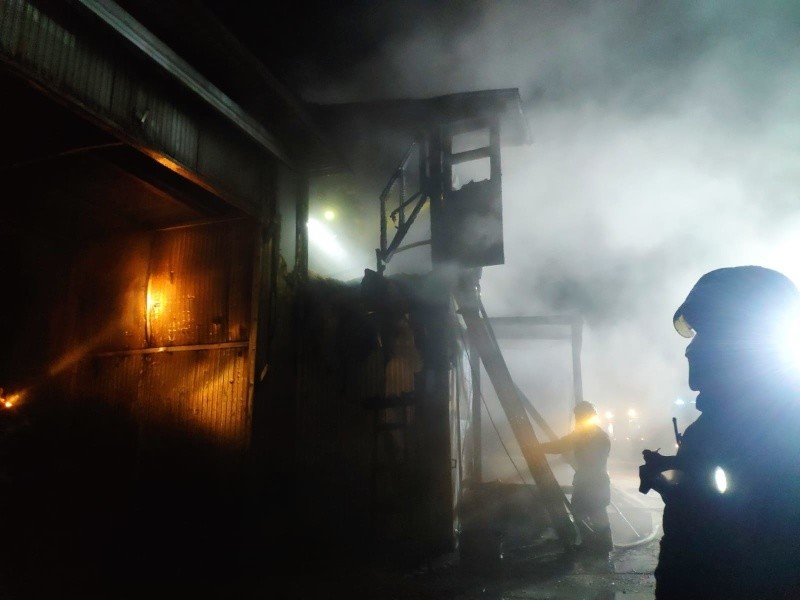 Ночью в Архангельске тушили пожар на частной пилораме