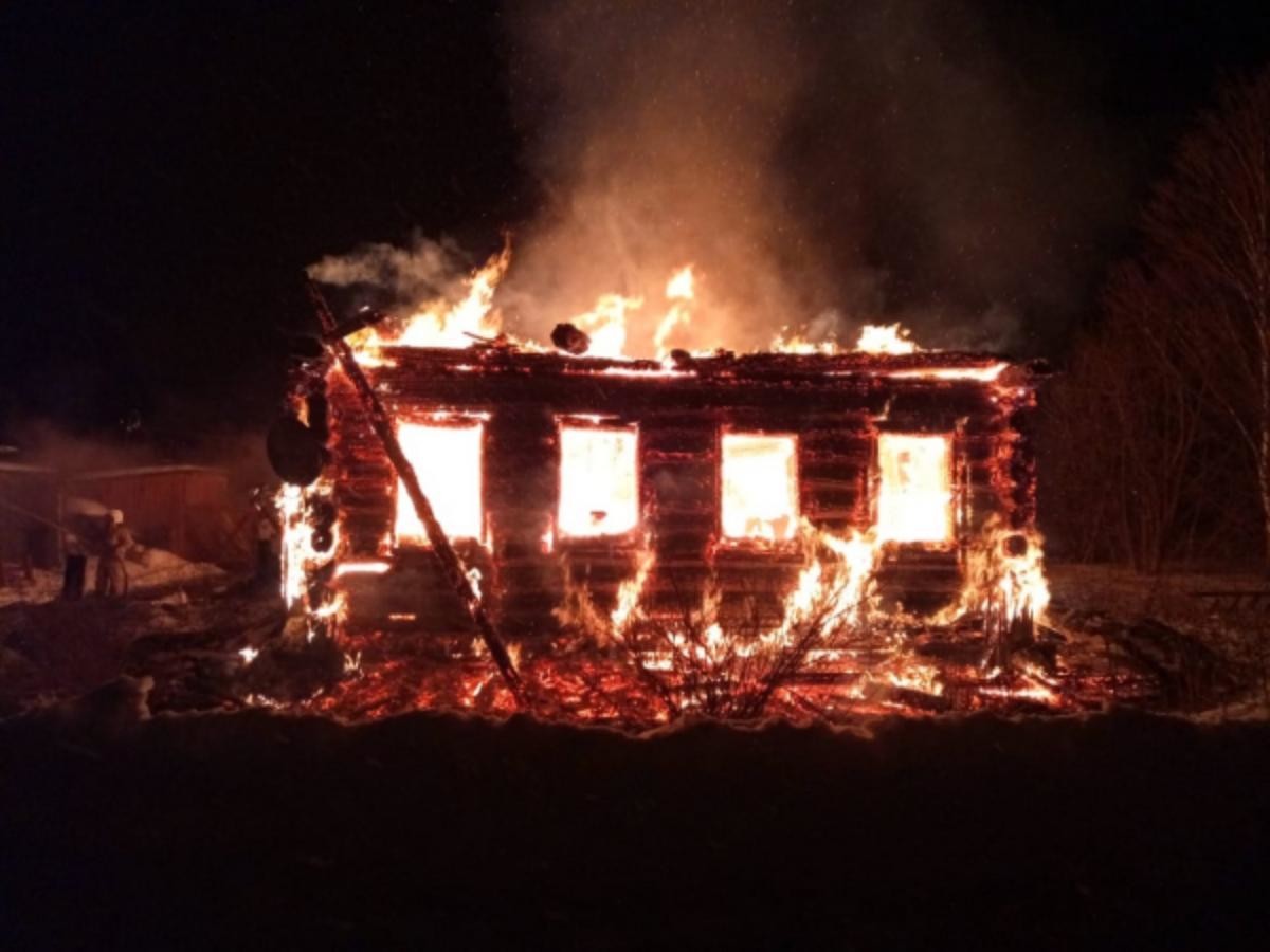 В Каргопольском районе сгорел частный дом, жильцы спаслись через окно