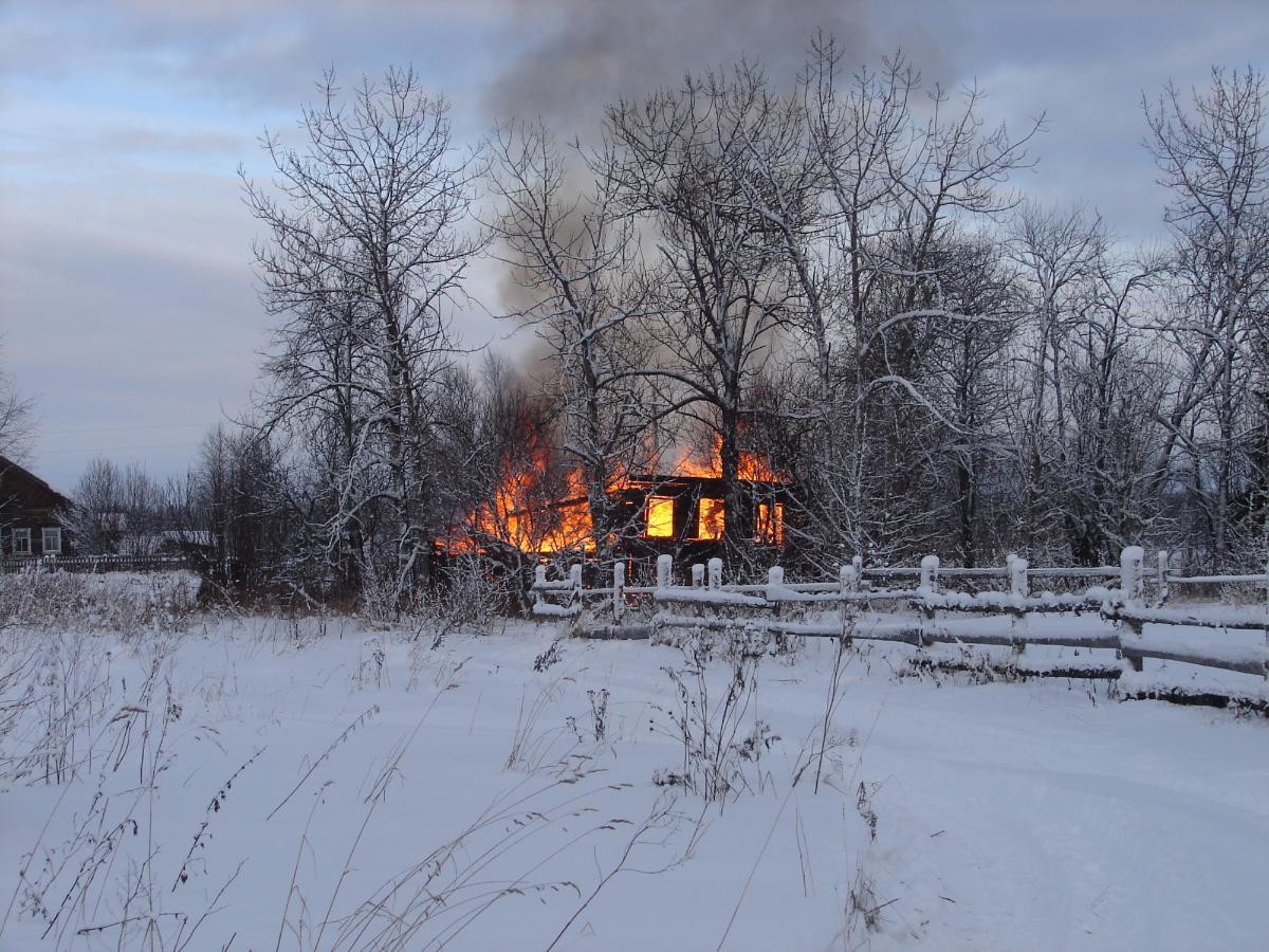 В Шенкурском районе из-за неисправной печи сгорел дом