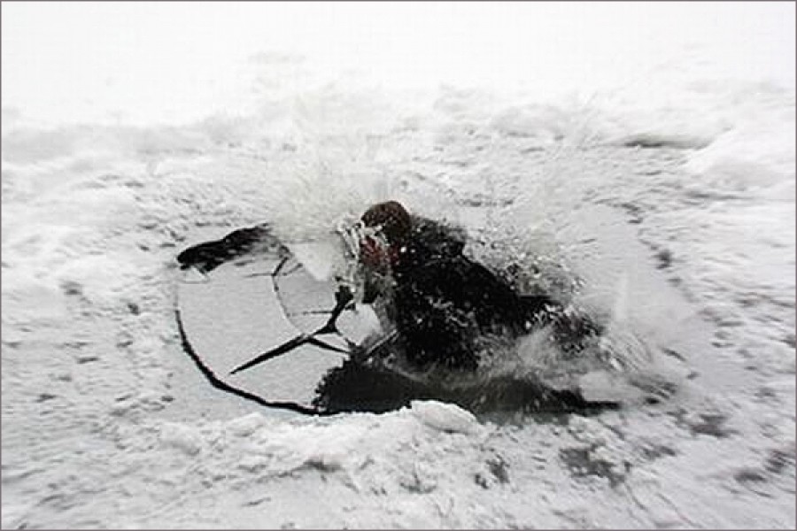 В Архангельске рабочий упал на льдину с железнодорожного моста