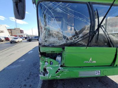 В Архангельске в ДТП с участием пассажирского автобуса пострадал кондуктор
