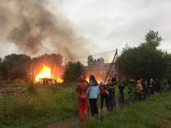 В Архангельске сгорел нежилой дом и сараи