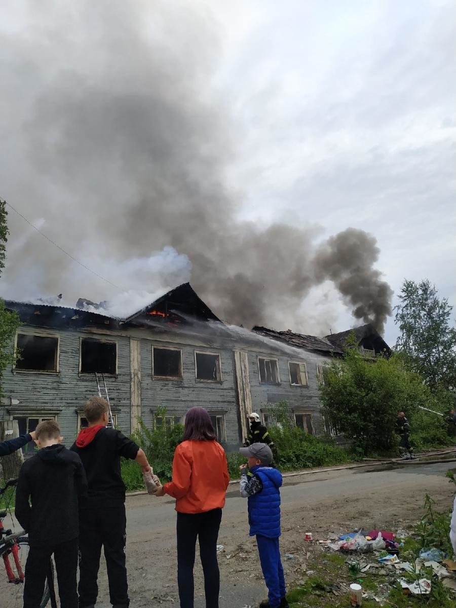 В Архангельске горел нежилой дом на ул. Революции