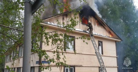 В Котласе накануне тушили пожар в двухэтажном жилом доме