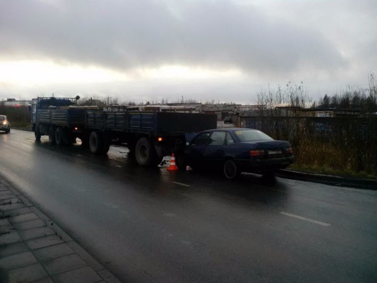 В Северодвинске водитель на VOLKSWAGEN Passat влетел в припаркованный грузовик