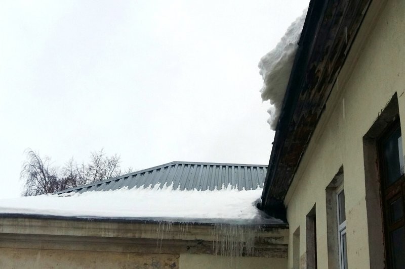 Жителей Архангельска предупреждают об опасности падения снега с крыш 