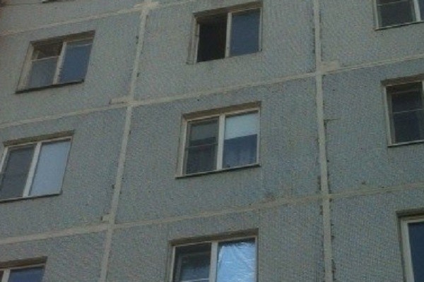 Мужчина выпал из окна многоэтажки в Архангельске