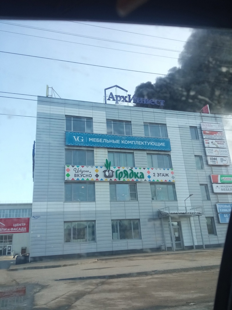 Первомайским утром в Архангельске загорелся бизнес-центр
