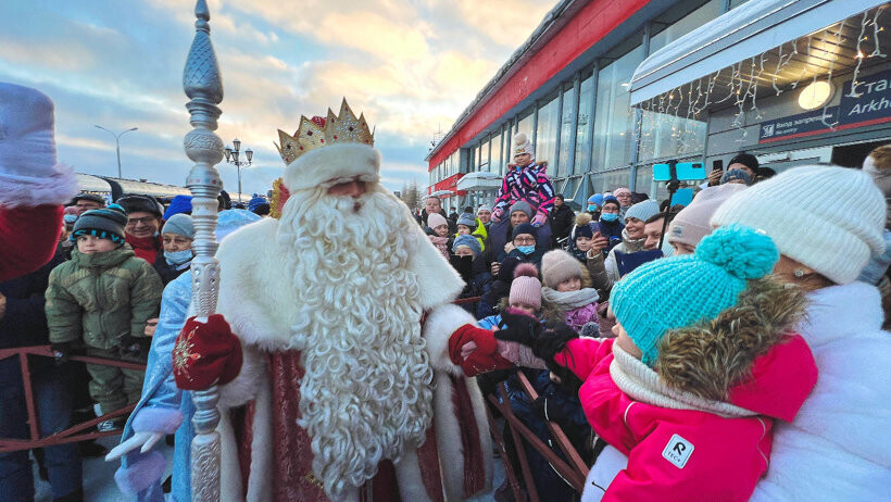 Лучше поздно, чем никогда: в Архангельск приехал Дед Мороз 
