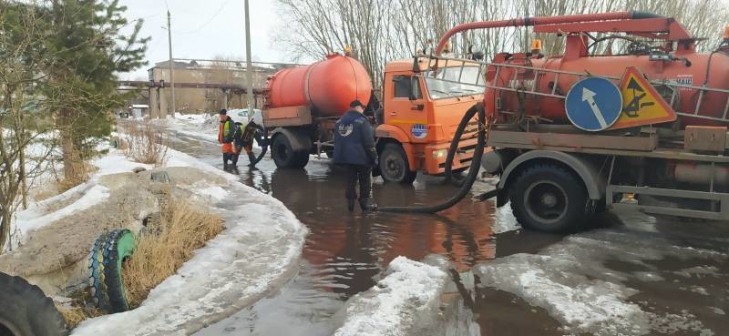 С улиц "затопленного" Архангельска откачивают талую воду