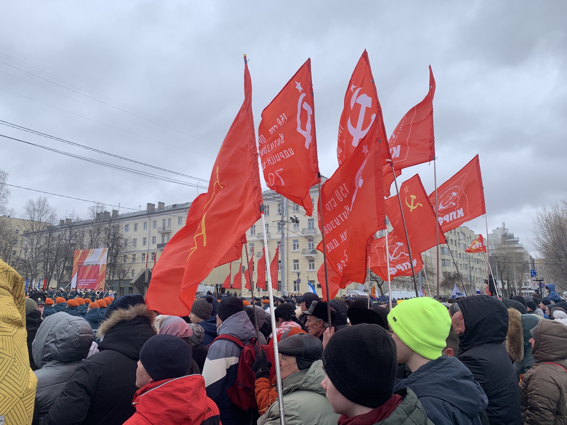 Коммунисты принесли не только флаги Победы, но и стяги с партийной символикой