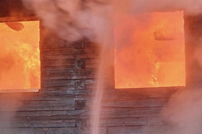 Пять человек эвакуировали из пожара в полузаброшенных домах