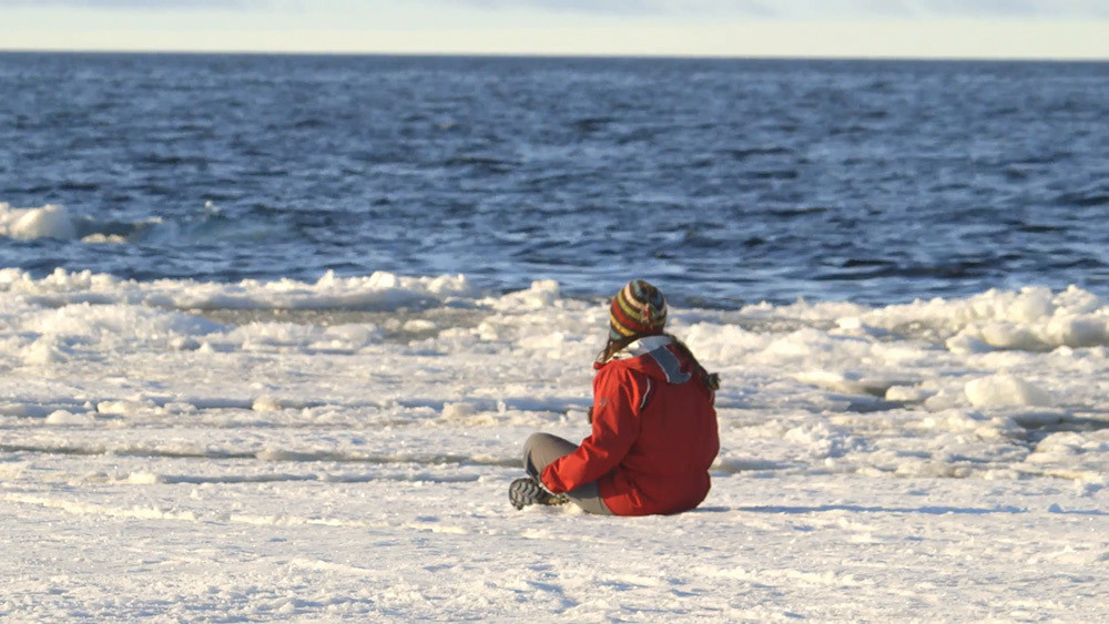 Архангельские спасатели вытащили на берег девушку, застрявшую на льдине