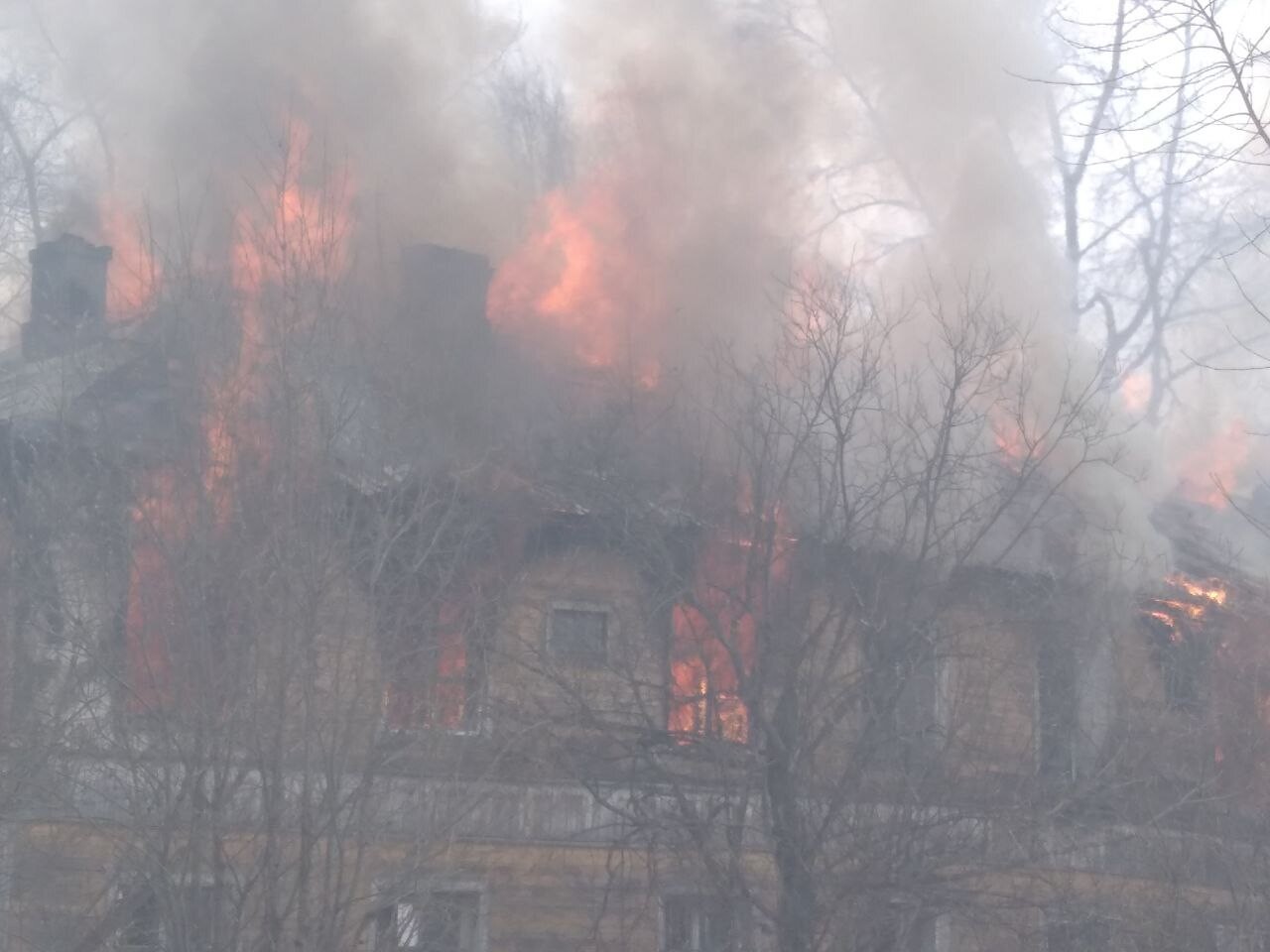 Грандиознейший пожар на Обводном: некогда жилая деревяшка превратилась в пионерский костёр