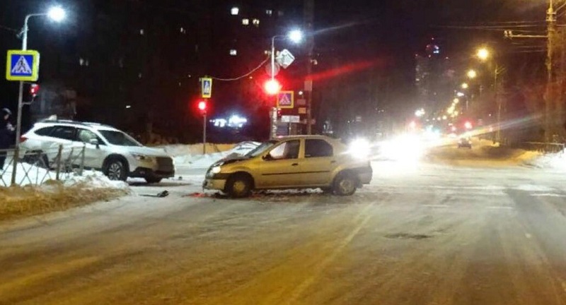 Авария в центре Архангельска: невнимательный водитель отправил в больницу беспечную барышню