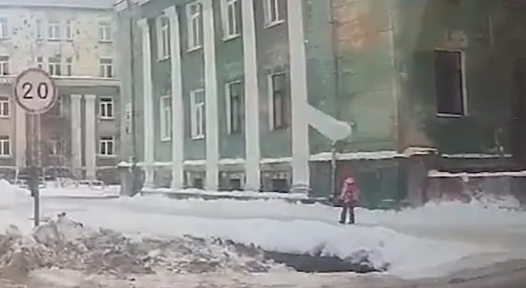 В Северодвинске на ребёнка упала снежная глыба с крыши здания