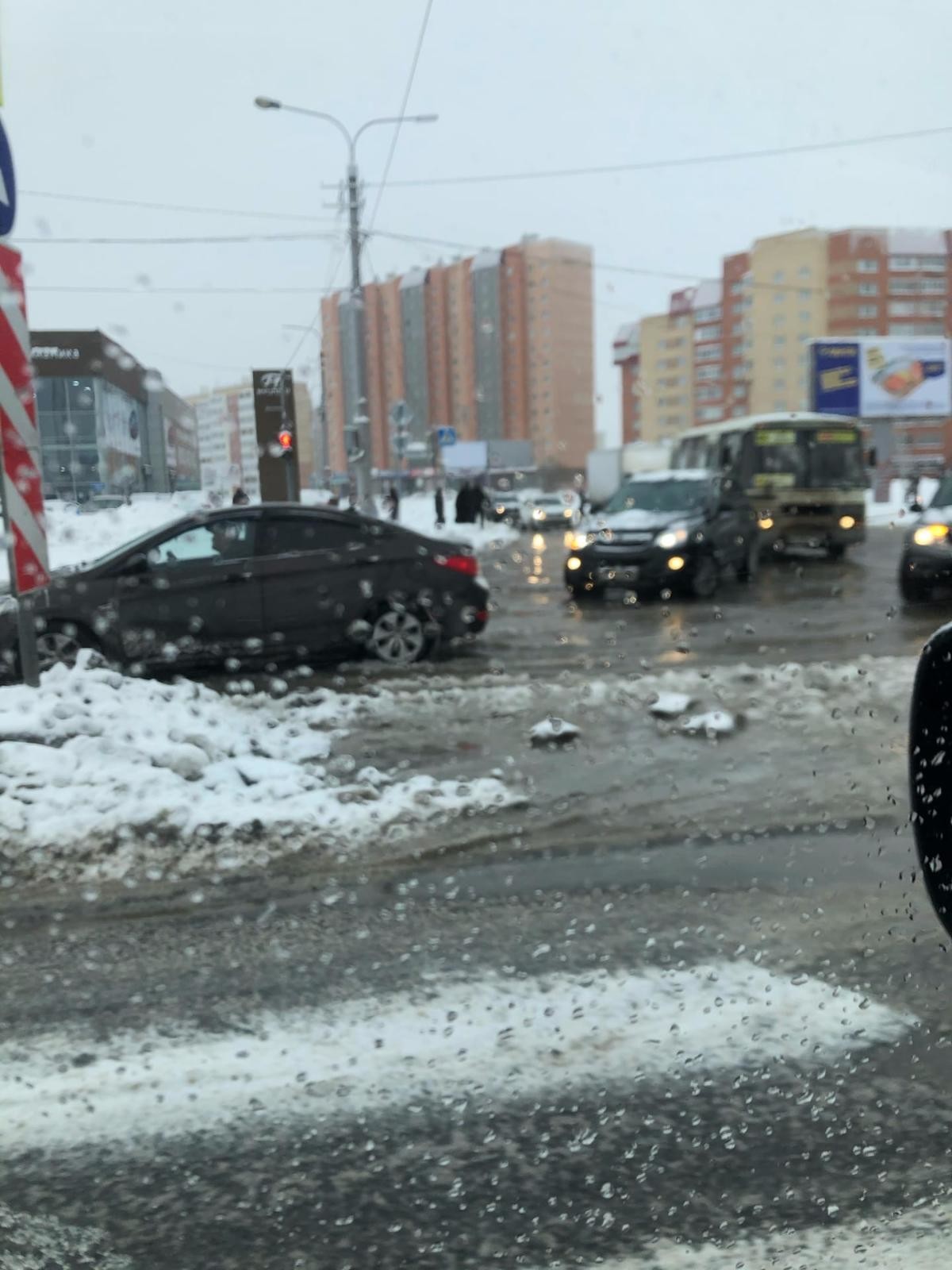 В Архангельске подтопило улицу Галушина из-за аварии на сетях