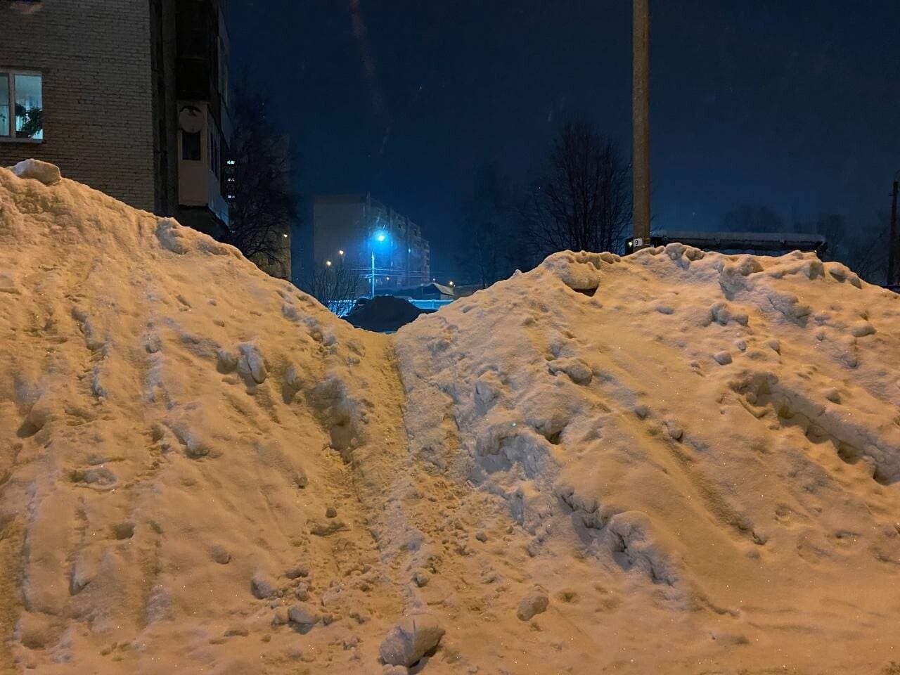 Жители Архангельска жалуются на снежные горы во дворах