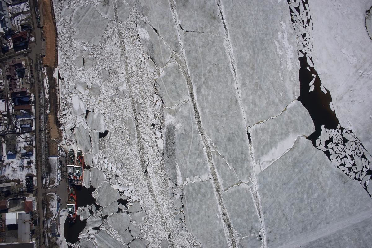 В акватории порта Архангельск искусственно сломали лёд