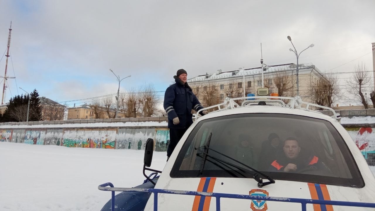 Жителей Архангельска перевозят через затопленную переправу 