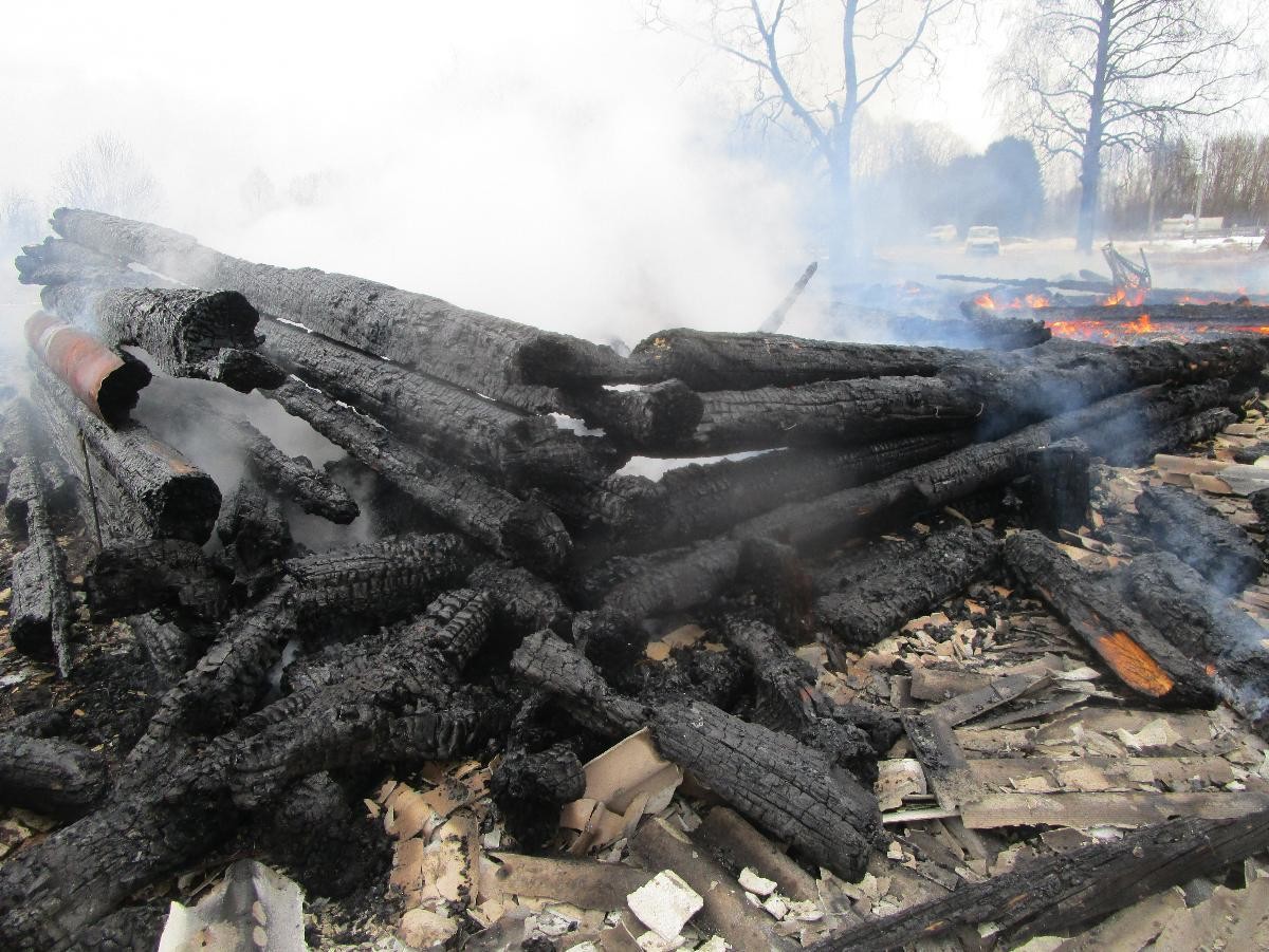 Два тела обнаружено после пожара в каргопольской деревне Кольцово