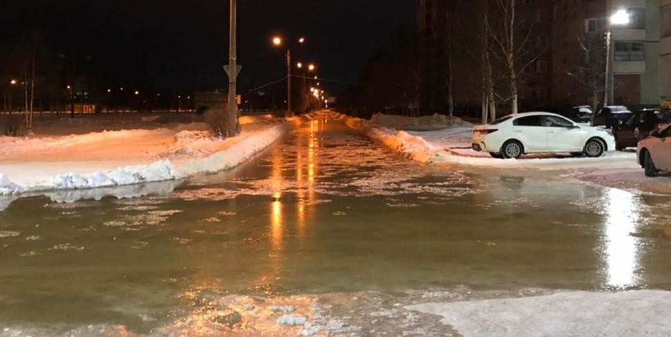 На улицах Северодвинска из-за аварии на водопроводе образовался потоп