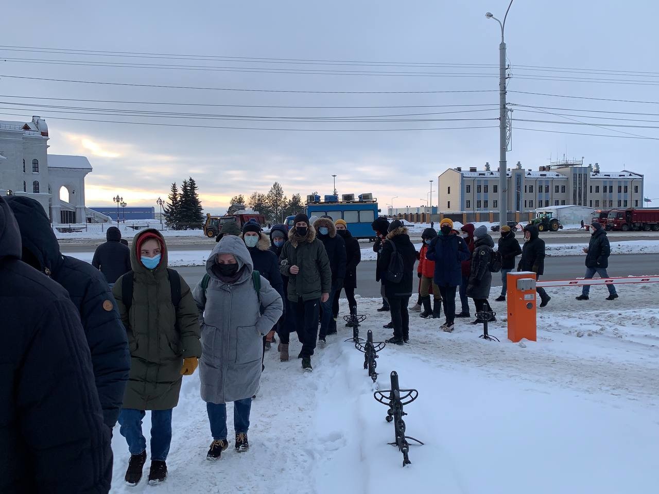 В Архангельске больше часа идет несогласованное шествие протестующих