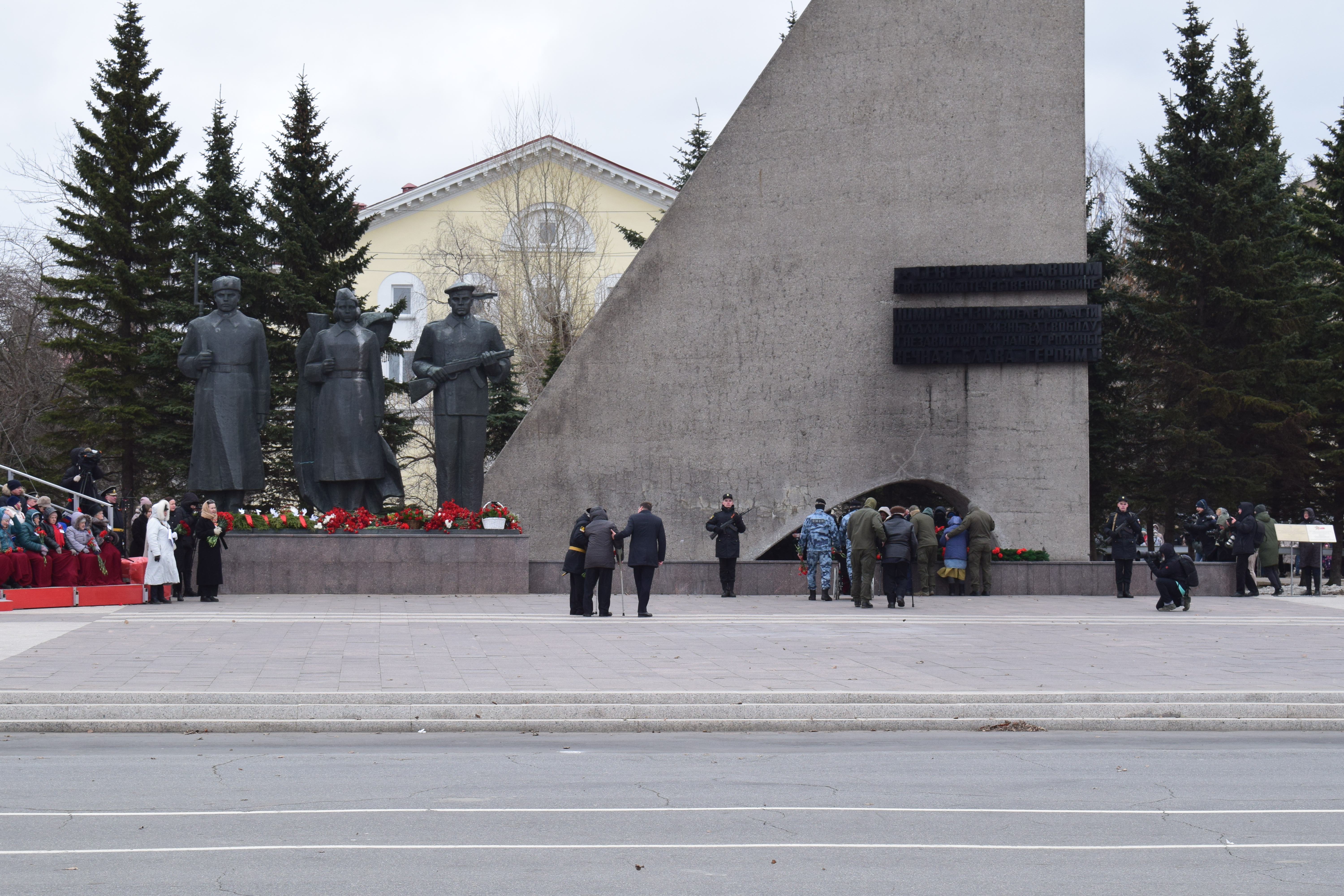 После завершения парада цветы к памятнику возложили участники официального мероприятия