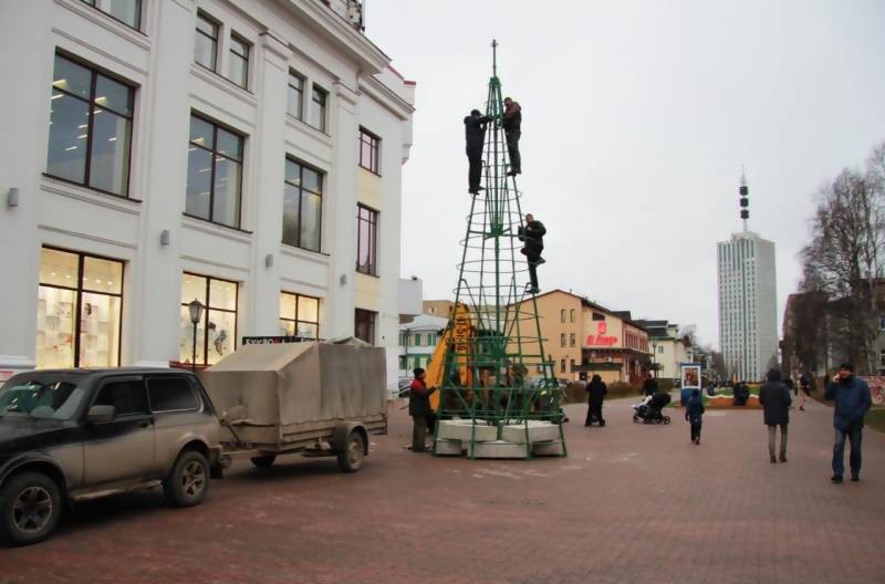 В центре Архангельска устанавливают новогоднюю ель
