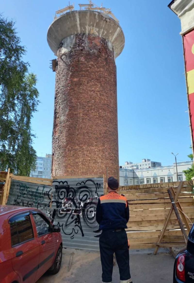 В Архангельске больше года не могут снести аварийную башню на Новгородском
