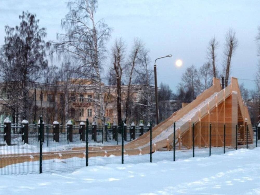 В Северодвинске установили деревянную горку за 6 млн рублей: катание будет платным
