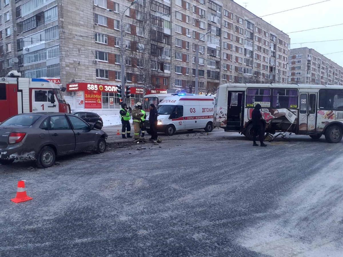 В Архангельске столкнулись автобус и такси