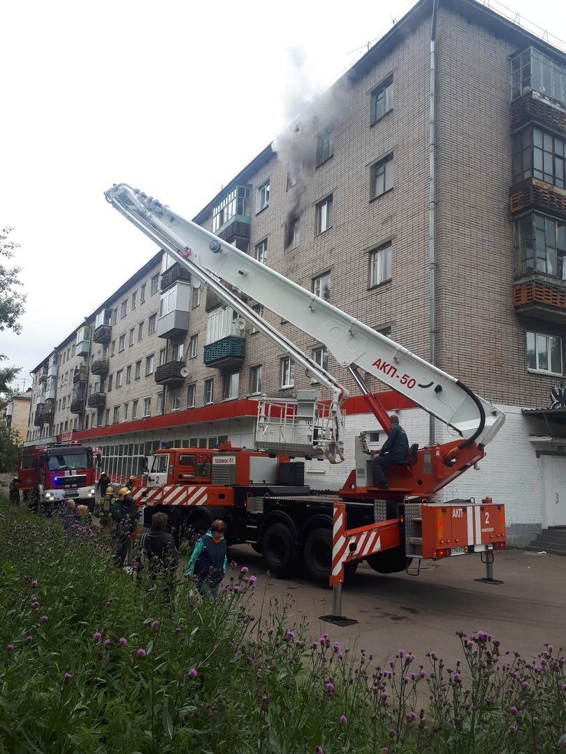 В Архангельске горит квартира в пятиэтажке