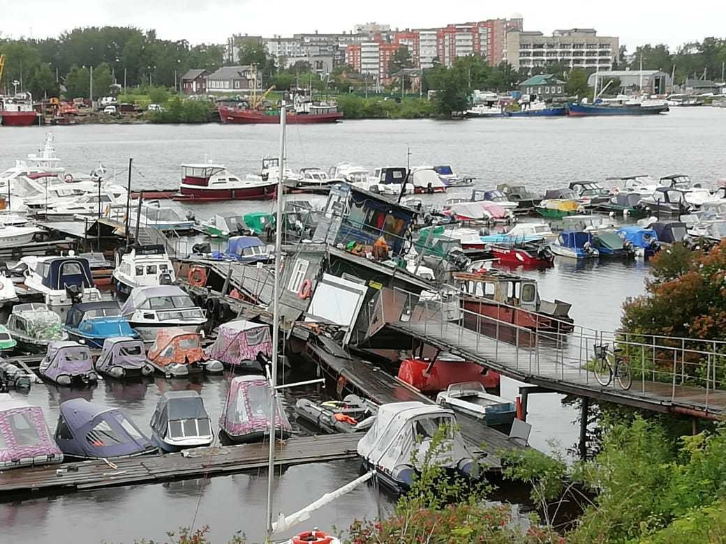 В Архангельске затопило стоянку для лодок и катеров на Комсомольской