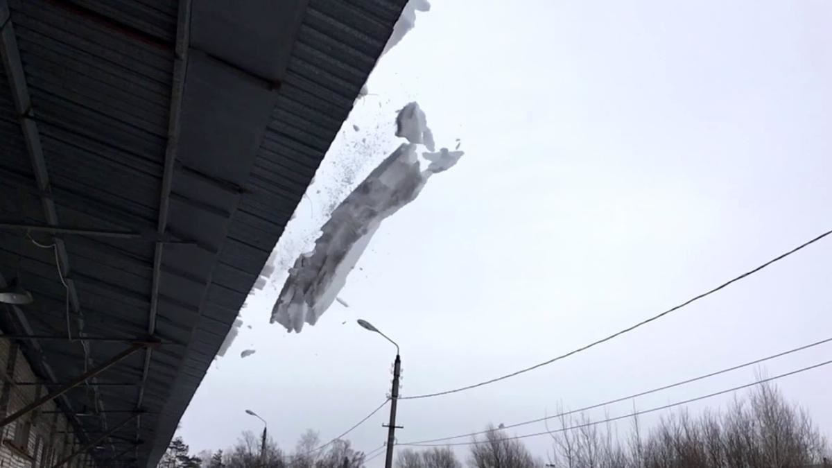 МЧС опасается обрушения крыш под тяжестью снега в Архангельской области