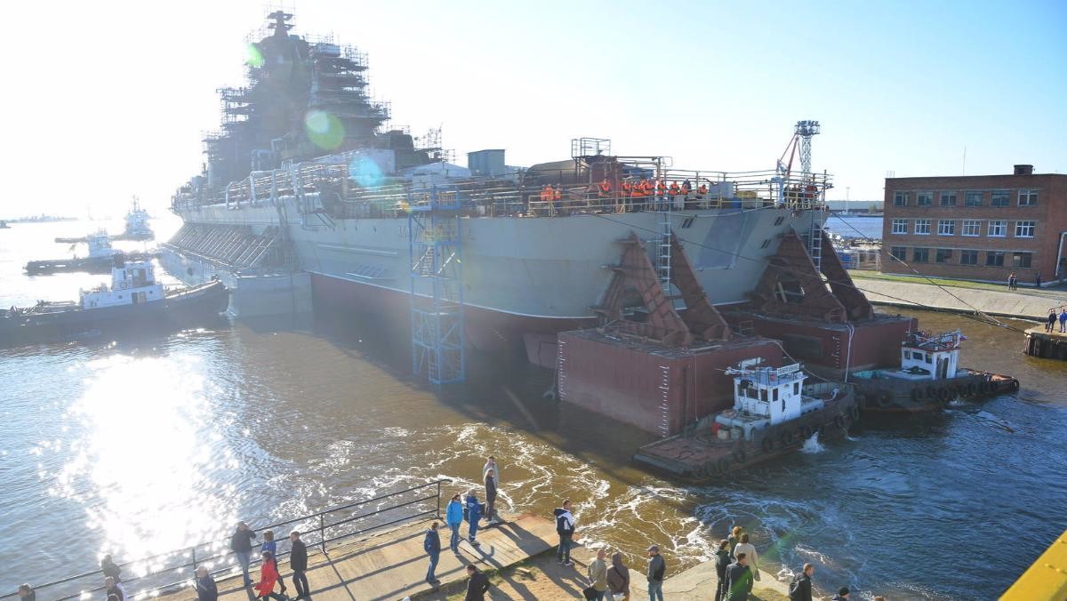Атомный ракетный крейсер «Адмирал Нахимов» вывели к набережной Северодвинска