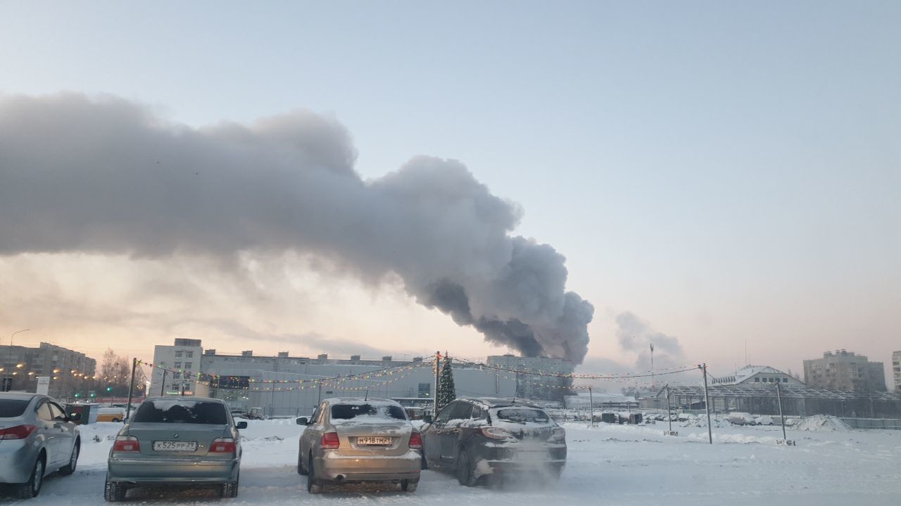 В Архангельске горит дом на Дачной