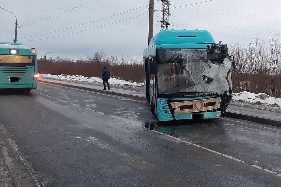 В Архангельске пассажирский автобус влетел в столб