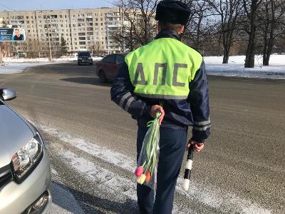 В преддверии 8 марта дорожные полицейские дарили женщинам за рулем цветы