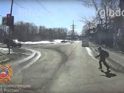 В Архангельске водитель сбил ребенка, который перебегал дорогу на разрешающий сигнал светофора