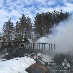 В Архангельске загорелась база отдыха