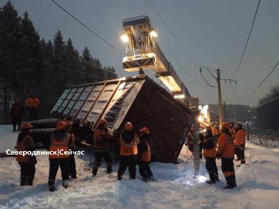 В Архангельской области грузовой поезд сошел с рельсов