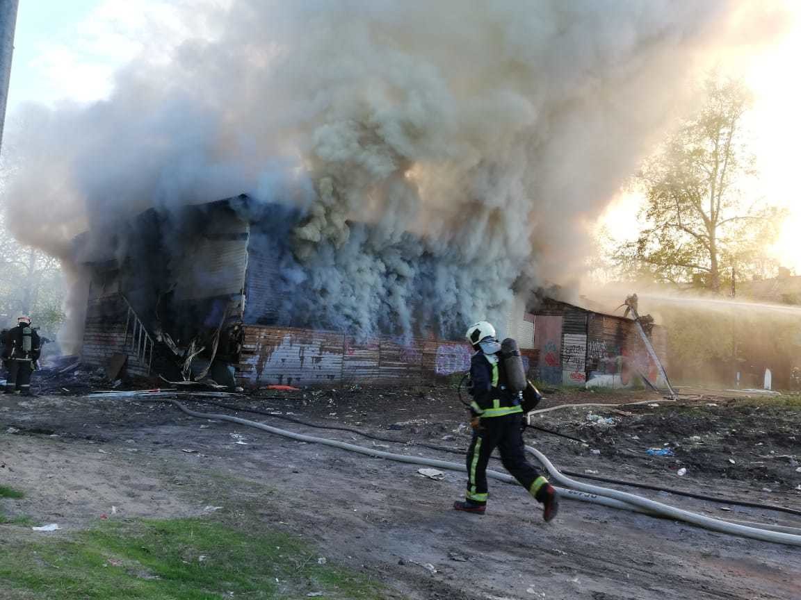 В Архангельске горит нежилой дом